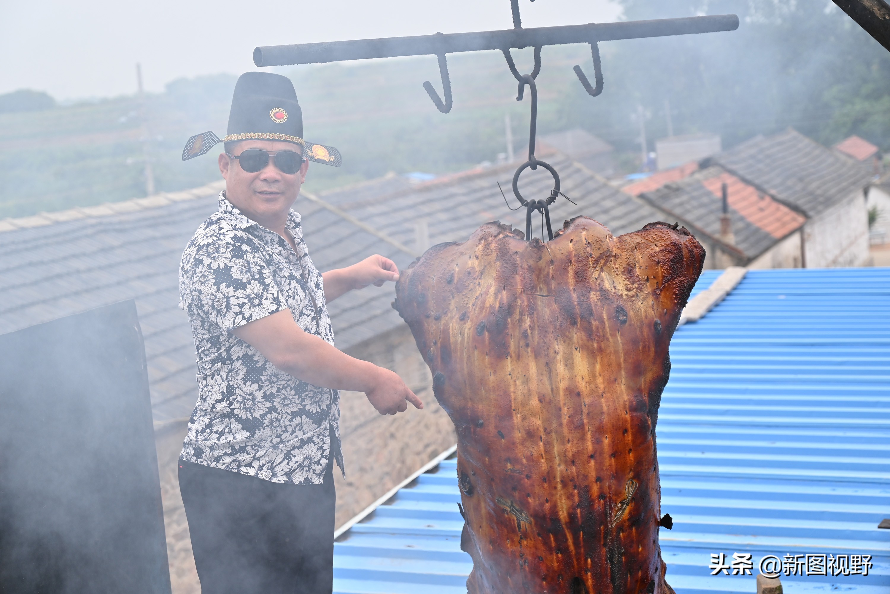 猪价下跌，夫妻“烤全猪”停烤2年后开烤，200斤烤肉出炉就卖光