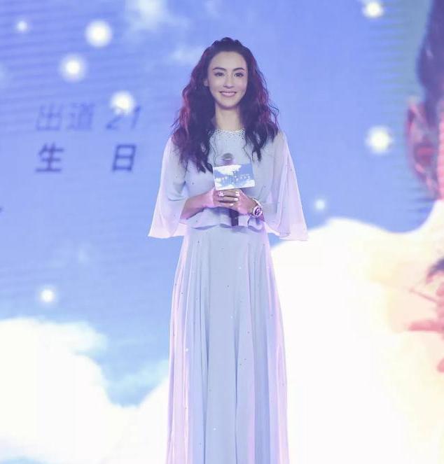 张柏芝和林允儿合照,张柏芝秒变装