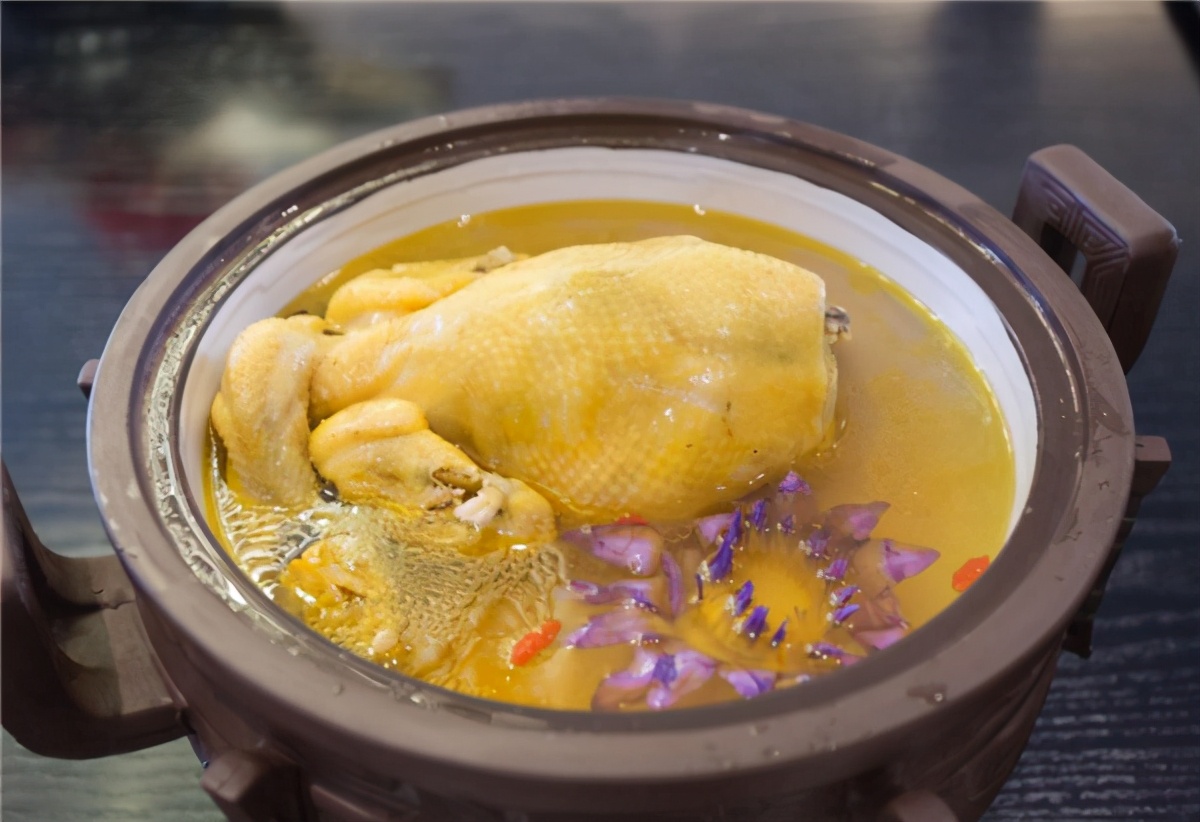 为什么熬好的肉汤在冰箱里是好的，拿出来一加热，立刻变馊了？