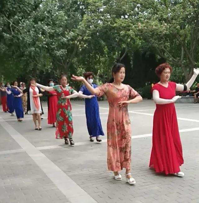 河清海晏，轻把清风挽/咏绿城绿荫公园