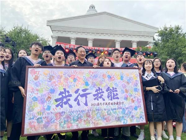 绿岛“毕业晚宴”如约而至，千名师生皆为《大三女生》演员