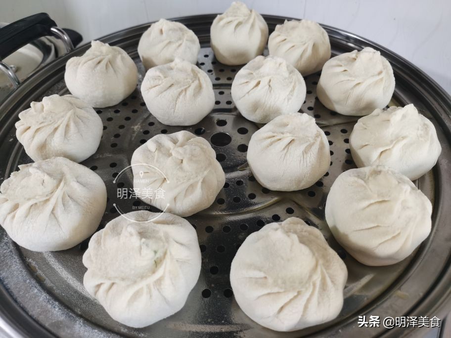 这种蔬菜很少生虫,用它做馅蒸包子,味道鲜香,我一次能吃四五个