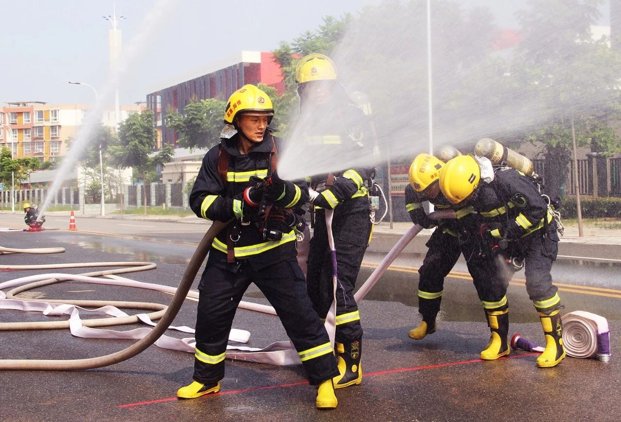 致敬逆行英雄|德阳最帅男团队长陈伟，肩负生命不能承受之重