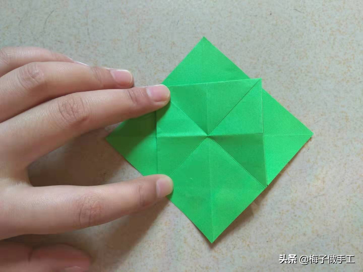 折纸玫瑰怎么折又简单又漂亮,海绵纸折玫瑰花的步骤图解