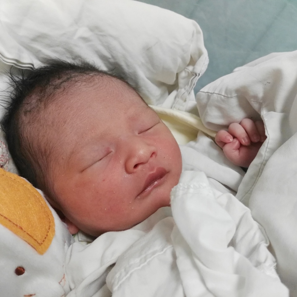 婴儿哭闹非要抱着走动怎么缓解,婴儿为什么一放下就哼唧