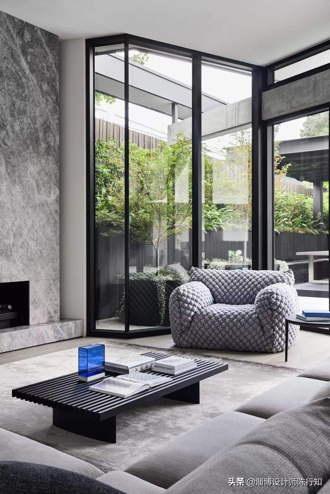 现代简约轻奢浅灰,轻奢和现代简约黑白灰的特点