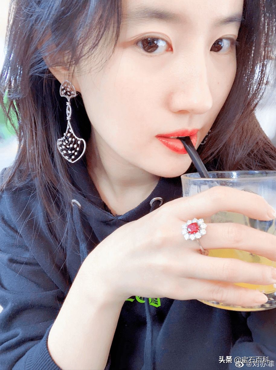 戴红宝石,戴红宝石的女人