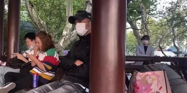 谢霆锋王菲世纪牵手,王菲谢霆锋飞机上撒狗粮全程牵手