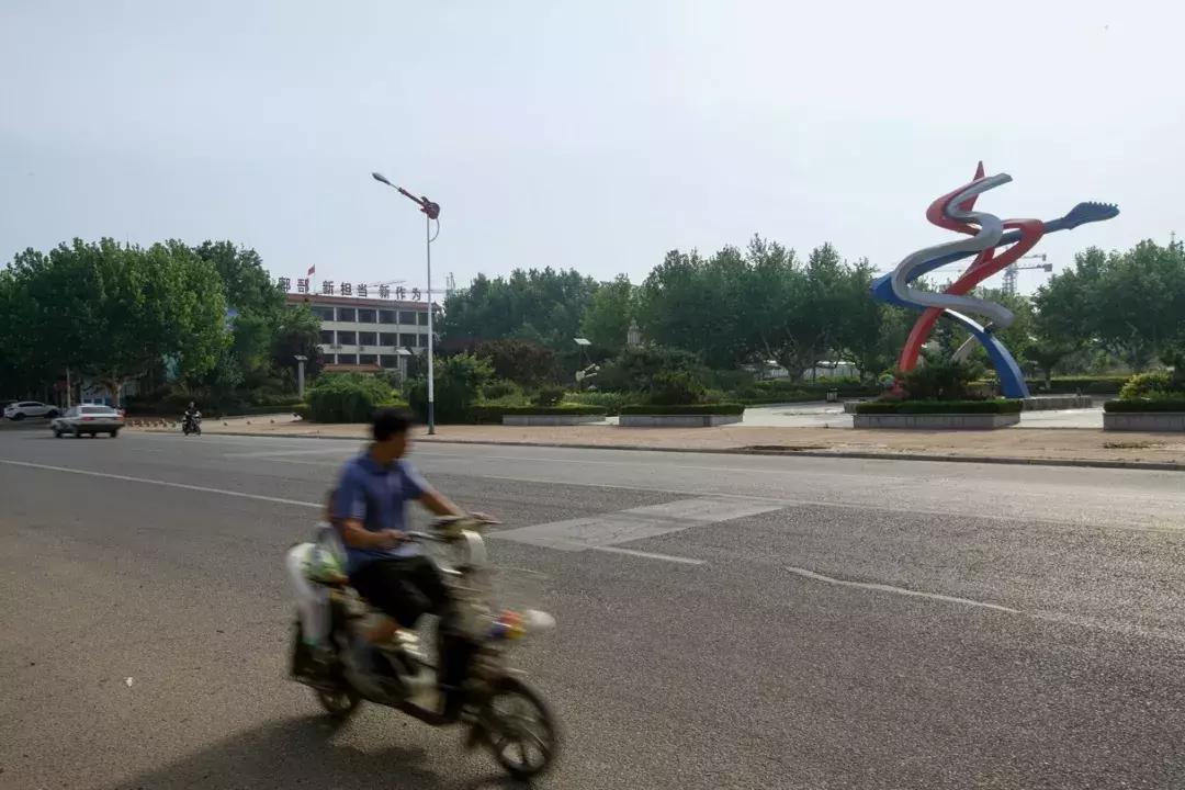 探访“网红”小镇:80万把乐器里的乡土经济学