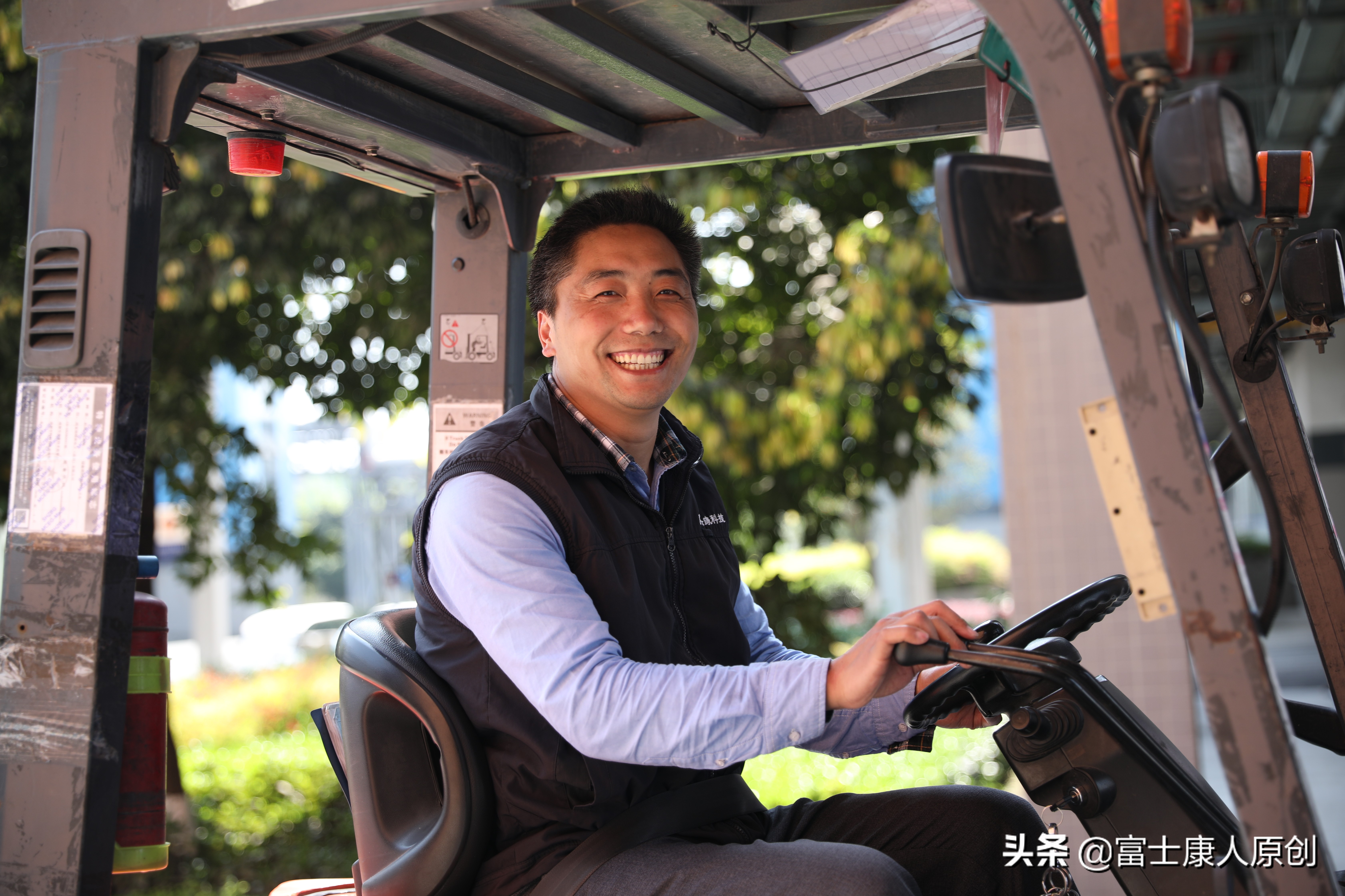 苦练叉车20年,农家小伙成富士康“车神”,到人民大会堂接受表彰