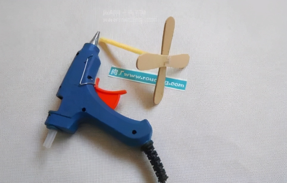 能飞的手工飞机制作幼儿园,国庆幼儿园手工制作飞机图文