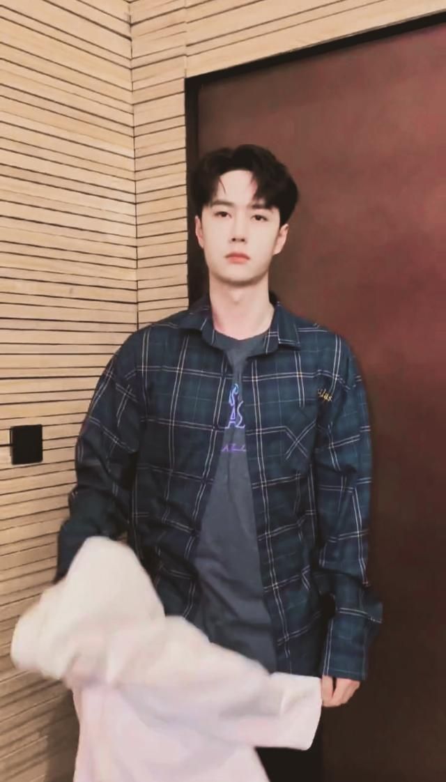 王一博发布会和粉丝互动 (王一博对粉丝的暖心举动)