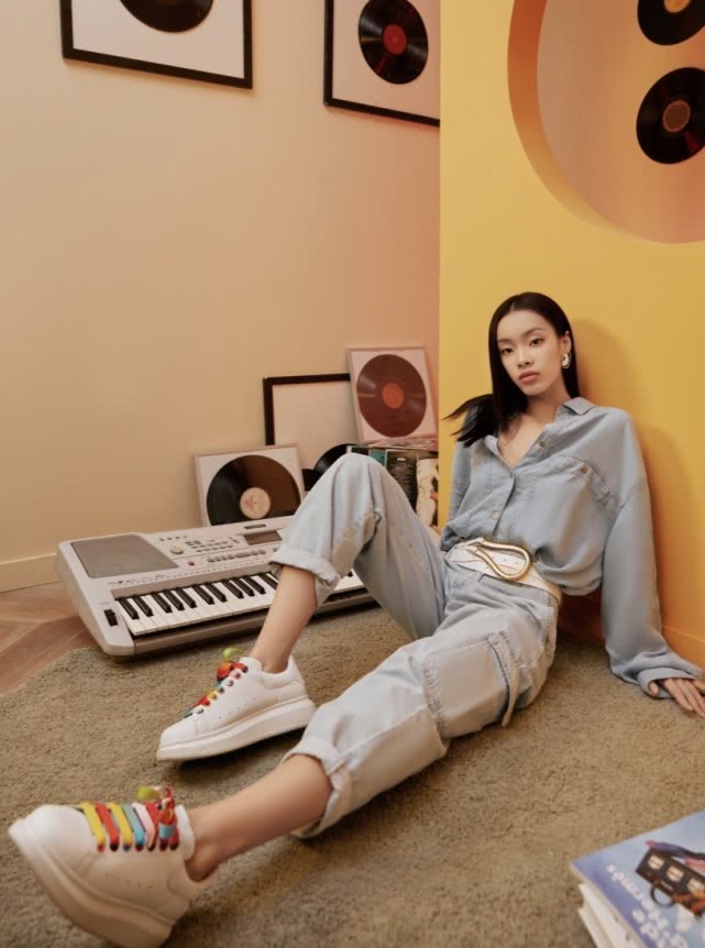 李佳琪堂妹刘柏辛，一身牛仔连体搭白色板鞋，尽显说唱歌手酷帅风