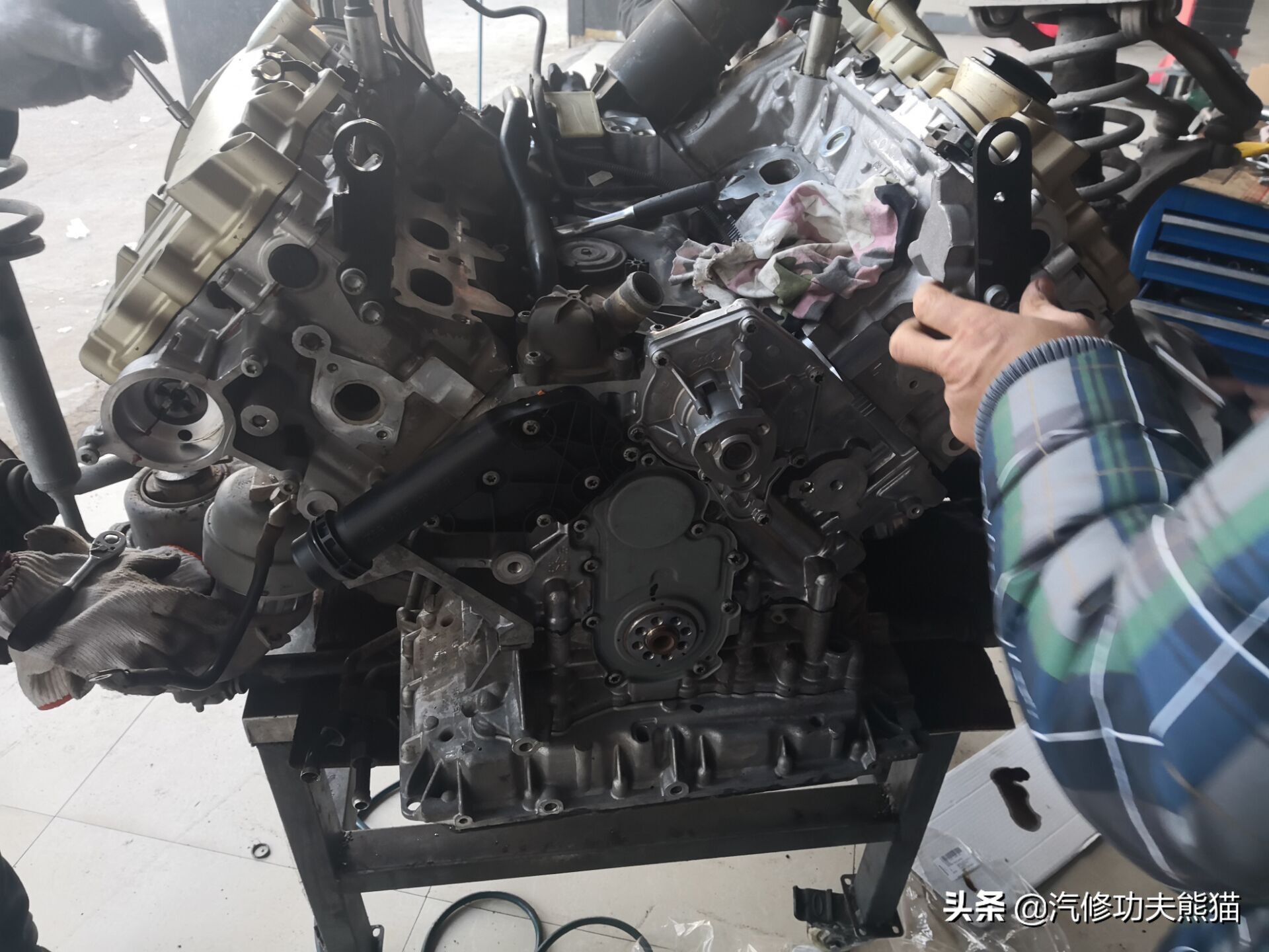 16款奥迪a6l2.5自吸发动机漏油,奥迪a6l2.4免拆烧机油处理靠谱吗