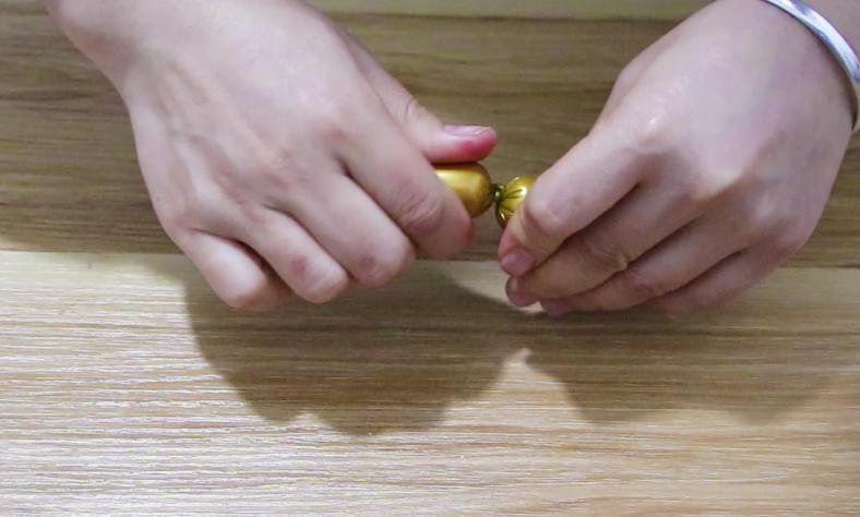 火腿肠包装袋怎么快速撕开,如何快速将火腿肠的包装去除