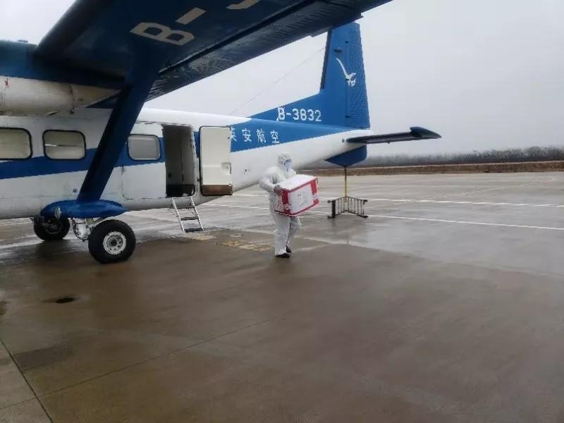 他开飞机转了四个省才购满应急物资！飞抵汉南机场