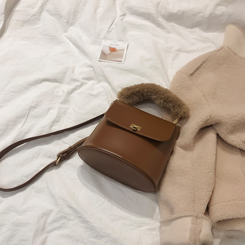 新款时尚洋气复古水桶包,复古斜挎水桶包穿搭