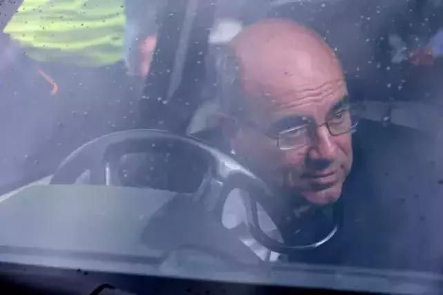 伦敦大混乱！*威示**者“血染”财政部，躺尸唐宁街，这是要上天？