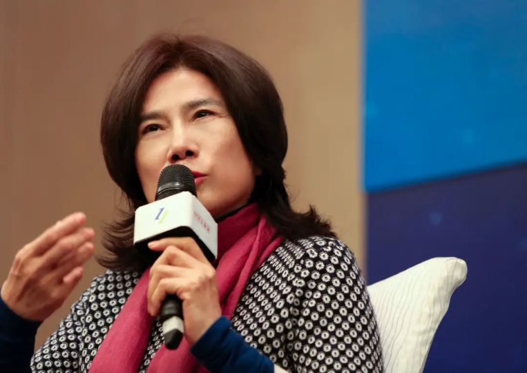 董明珠活明白了！以前只买白菜价打折品，现14万8的项链眼都不眨