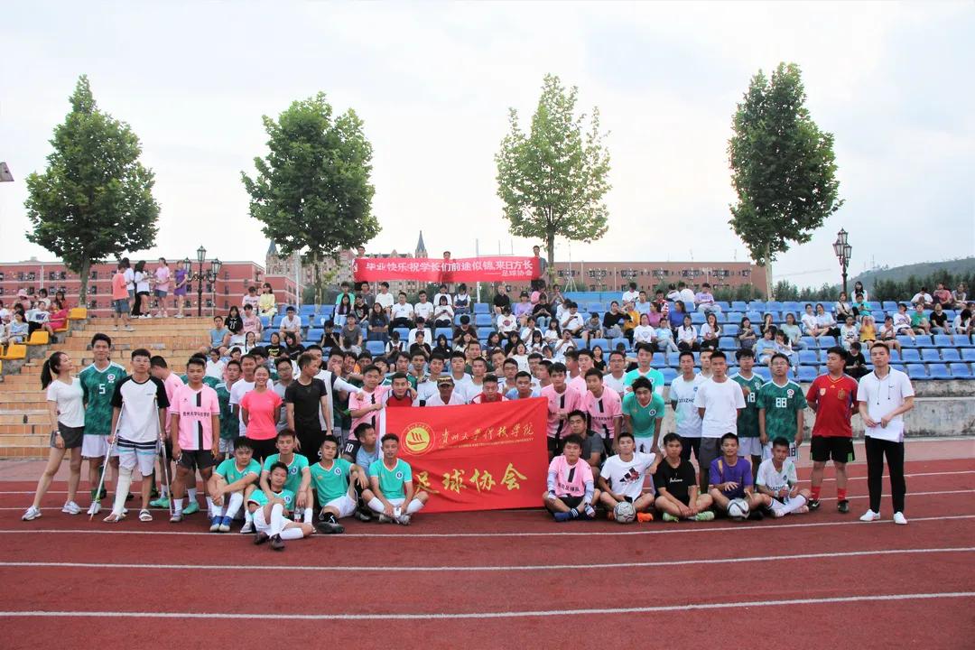 汗水留在足球场,这个夏天绿茵场足球