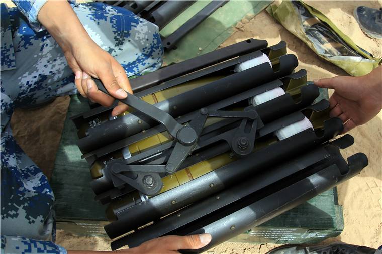 新疆军区跨昼夜实弹射击演练,喀喇昆仑高原火炮跨昼夜试射演练