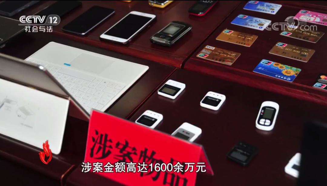 面对民警，女主播竟要脱衣示范是如何进行色情直播的？！