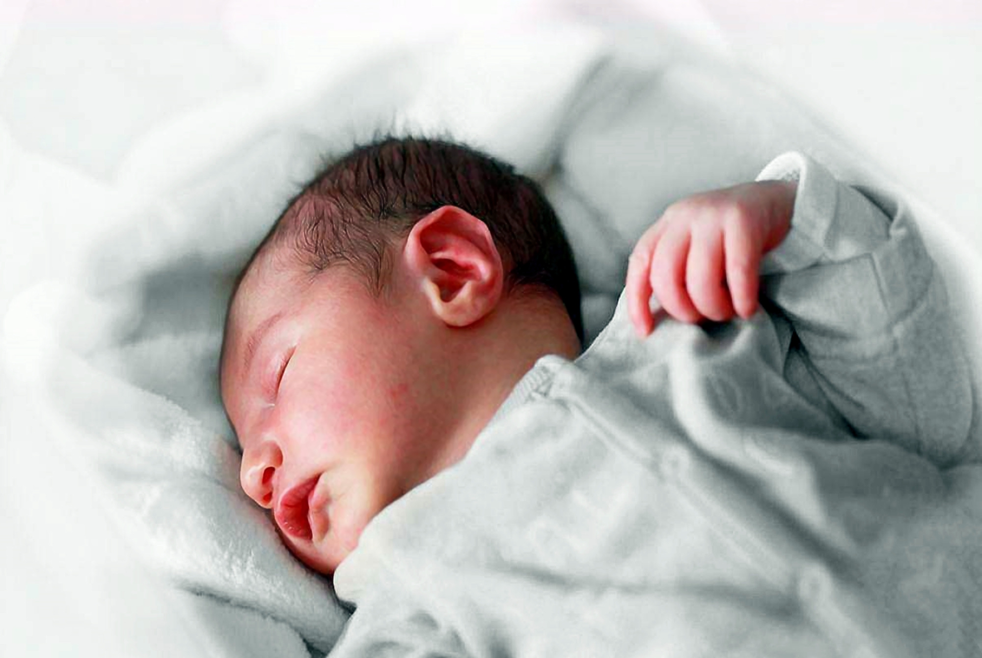 宝宝晚上爱蹬被子怎么回事,六个月宝宝频繁烦躁蹬腿