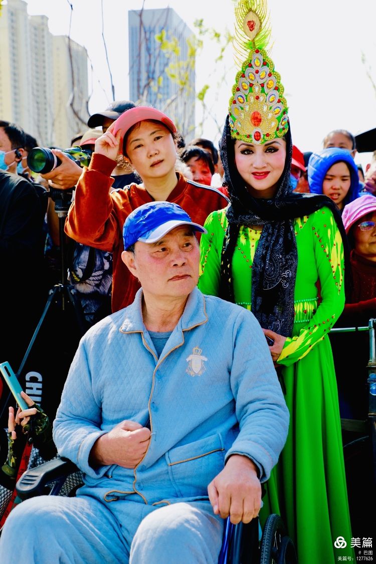 洛阳牡丹广场：*疆新**舞大联欢