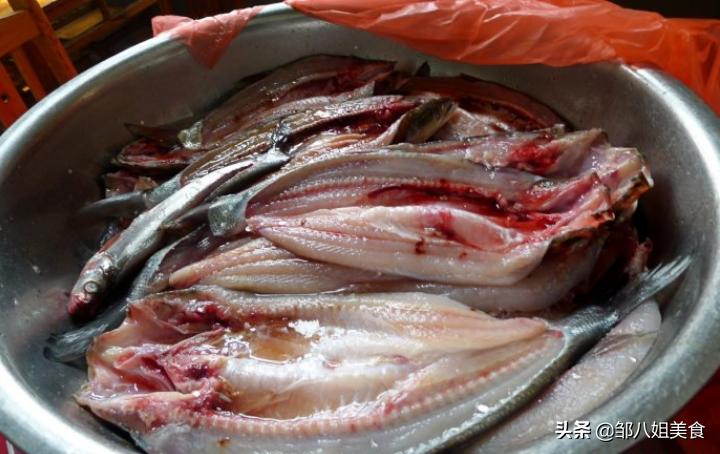 腌腊鱼的正确洗干净方法,腌制腊鱼盐重了怎么才能淡