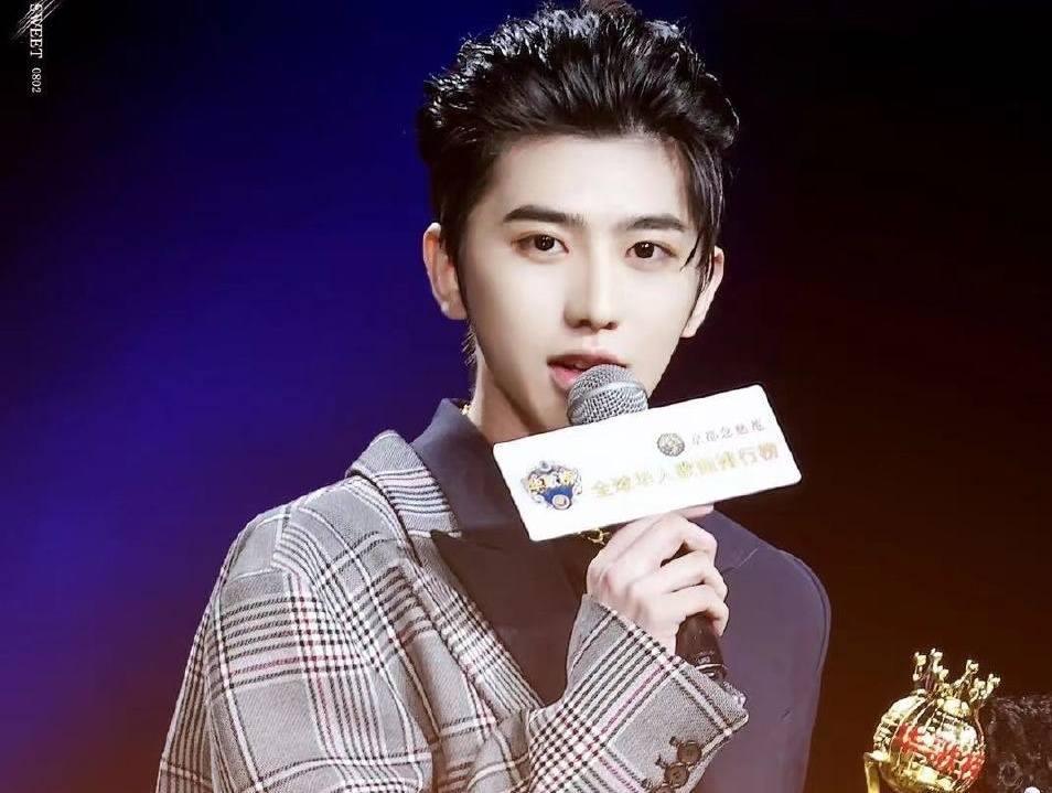 王一博s11总决赛反应,王一博英雄联盟s11总决赛表演