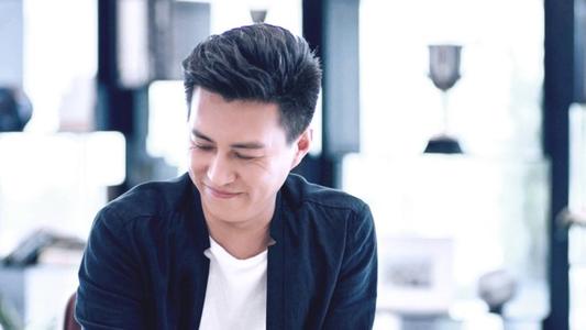 他曾是“职场男神”，娶“北电才女”李佳，今一家四口其乐融融