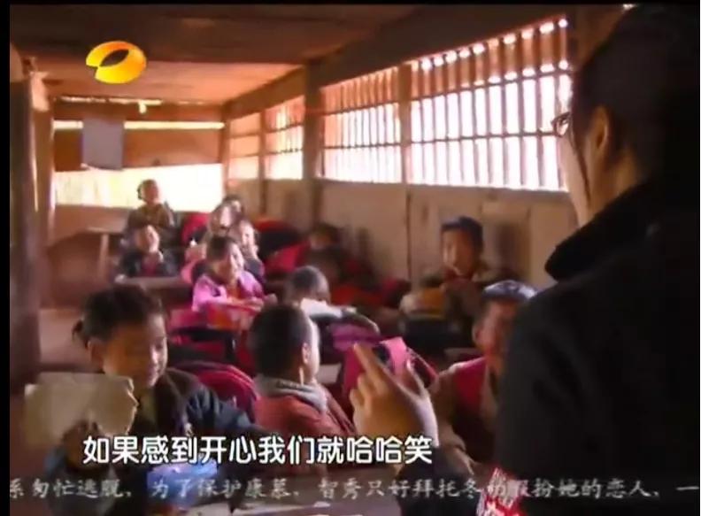 7岁女孩在案板上学习,7岁女孩上网课后续