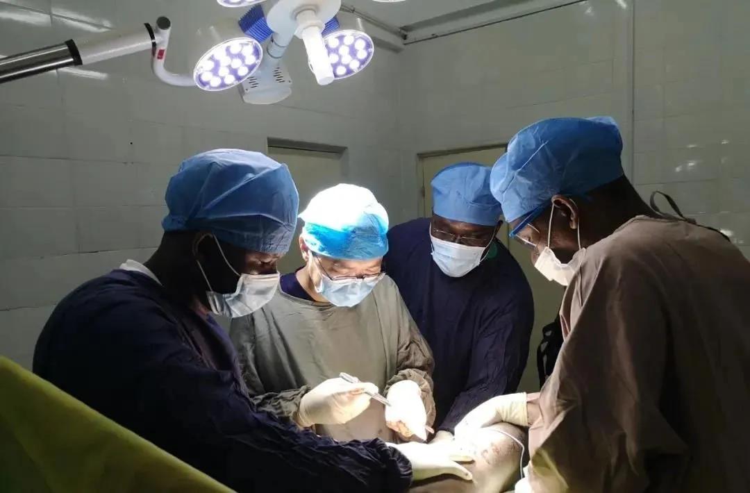 【讲*党**性强担当创一流】北京积水潭医院优秀*产党共**员风采展示(援几内亚医疗队篇十三)