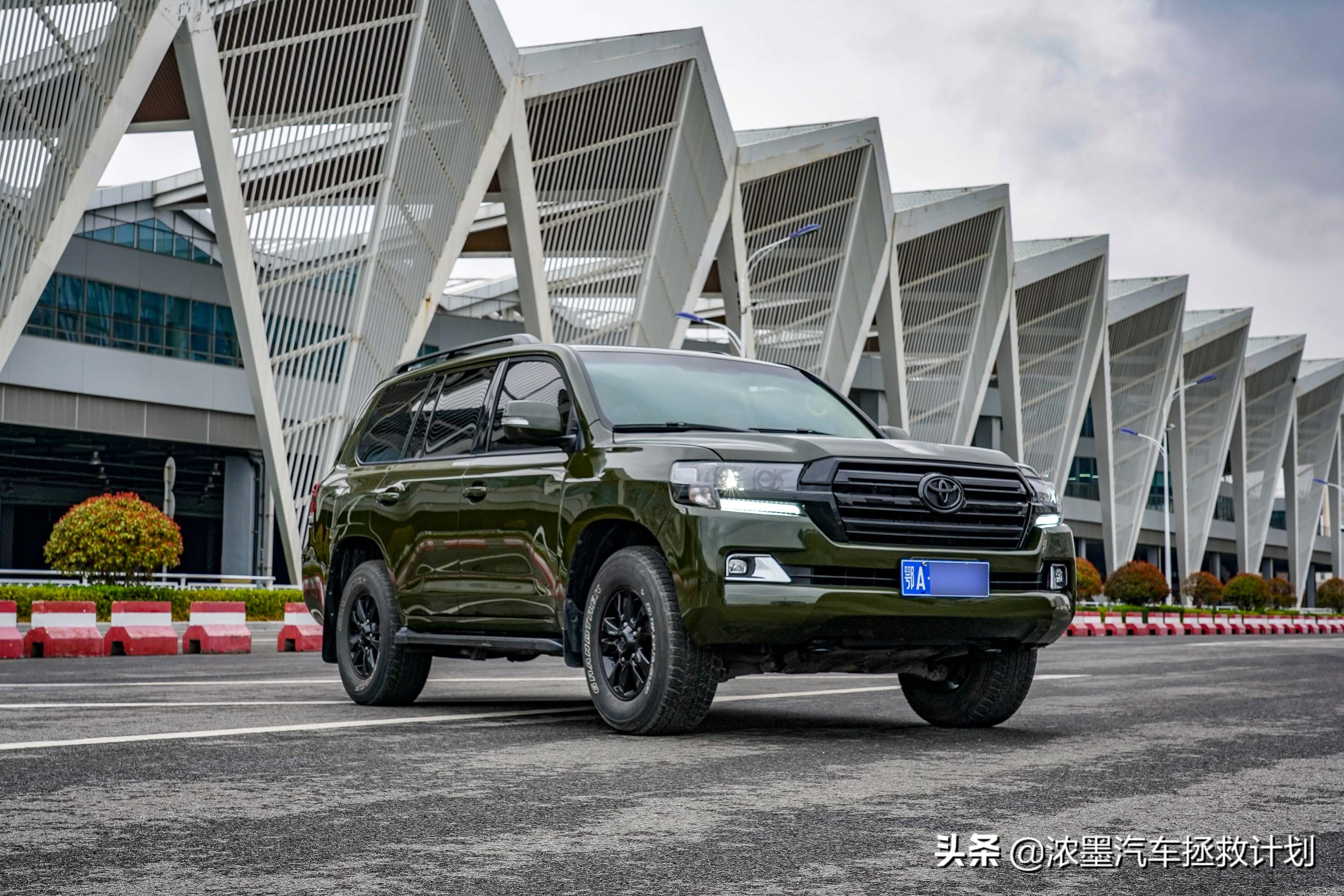 丰田霸道酷路泽带你翻山越岭,丰田兰德酷路泽低速4驱越野模式