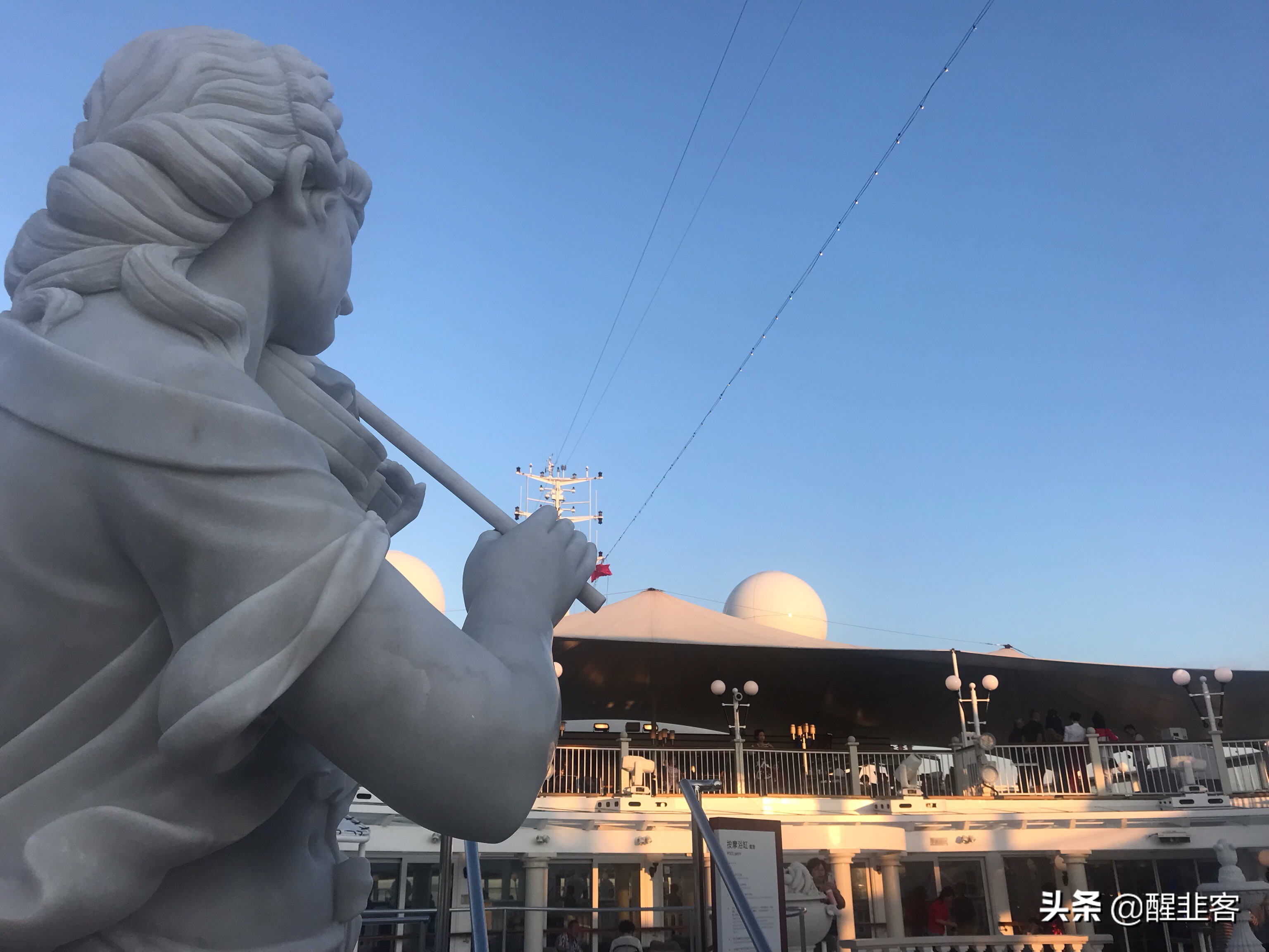 可乘1000人的游轮大概值多少钱,乘坐300人的普通旅游船多少钱