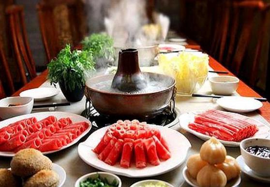 冬天吃火锅浑身臭味怎么办？聪明人都是穿雨衣吃，网友：学到了！