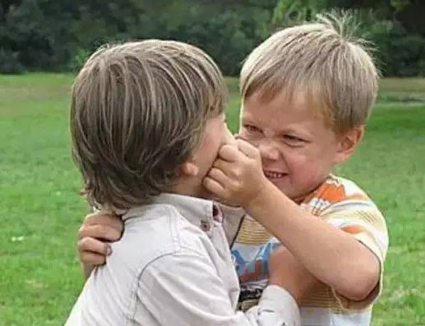 孩子爱动手打妈妈怎么办,小孩子爱打人怎么管教