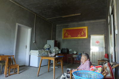 100个人里有几个有钱的,100个人每个人拿10000出来存银行