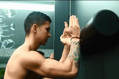 背部肩胛骨凸起该怎么改善图片,后背肩胛骨高低如何矫正