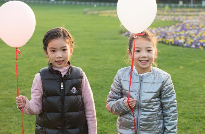 幼儿园孩子性格内向怎么正确引导,孩子很害羞不愿意和陌生人交流