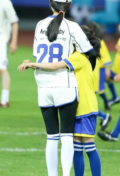 baby和小孩互动,baby和学生踢球