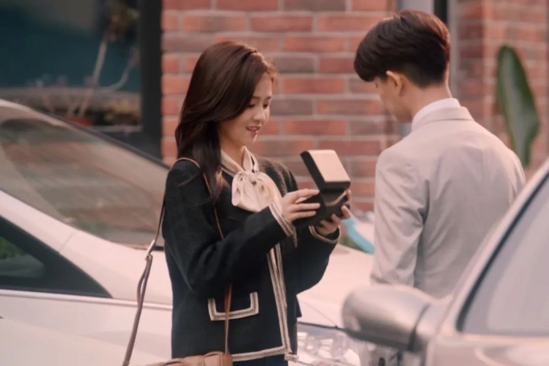 白鹿热剧《一生一世》：时宜的穿戴暗含哪些隐藏线索？