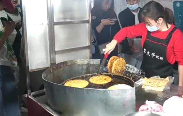 卖粑小哥,合肥小哥靠倒卖致富