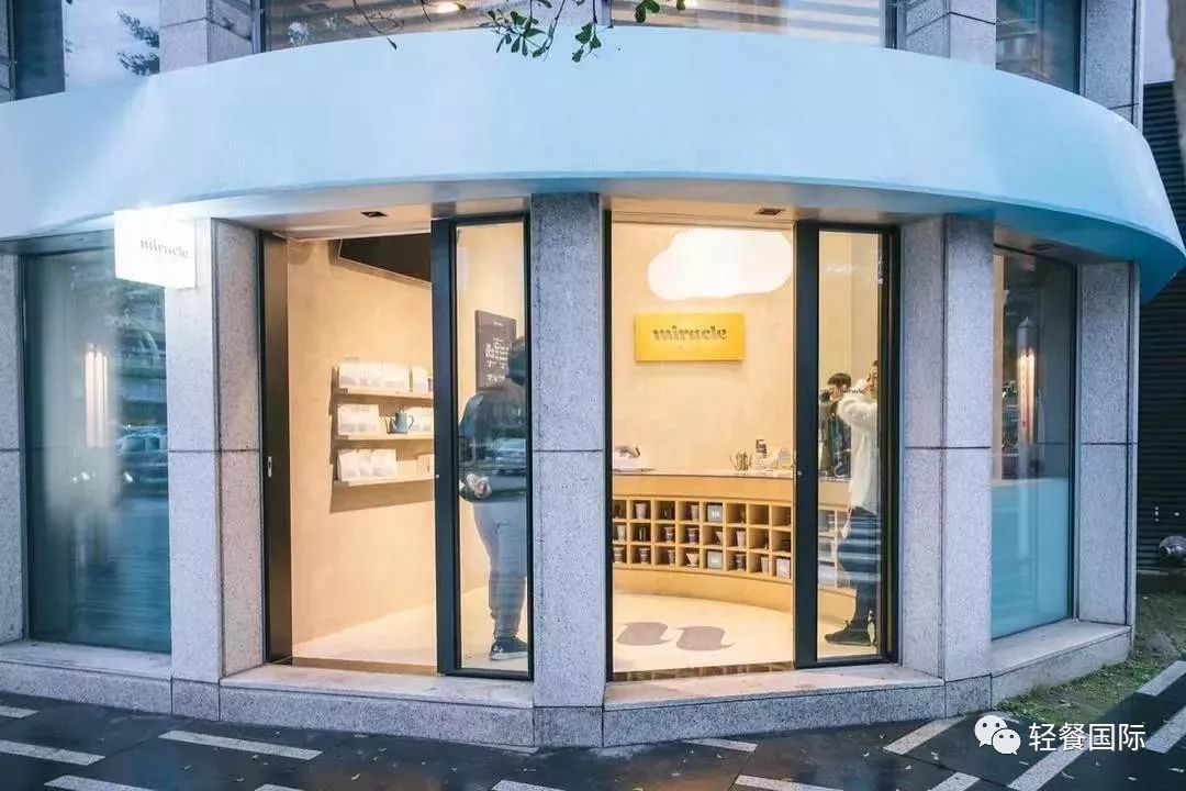 “行走的CD”JJ林俊杰来上海开咖啡店了，一杯咖啡被加价到80元