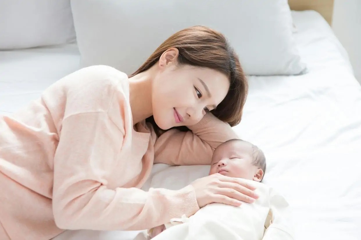 坐月子找月嫂好还是去月子会所好,坐月子是请月嫂还是住月子会所好