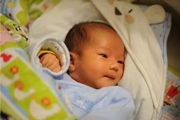 宝宝黄疸晒太阳变黑,宝宝有黄疸怎么样晒太阳有效