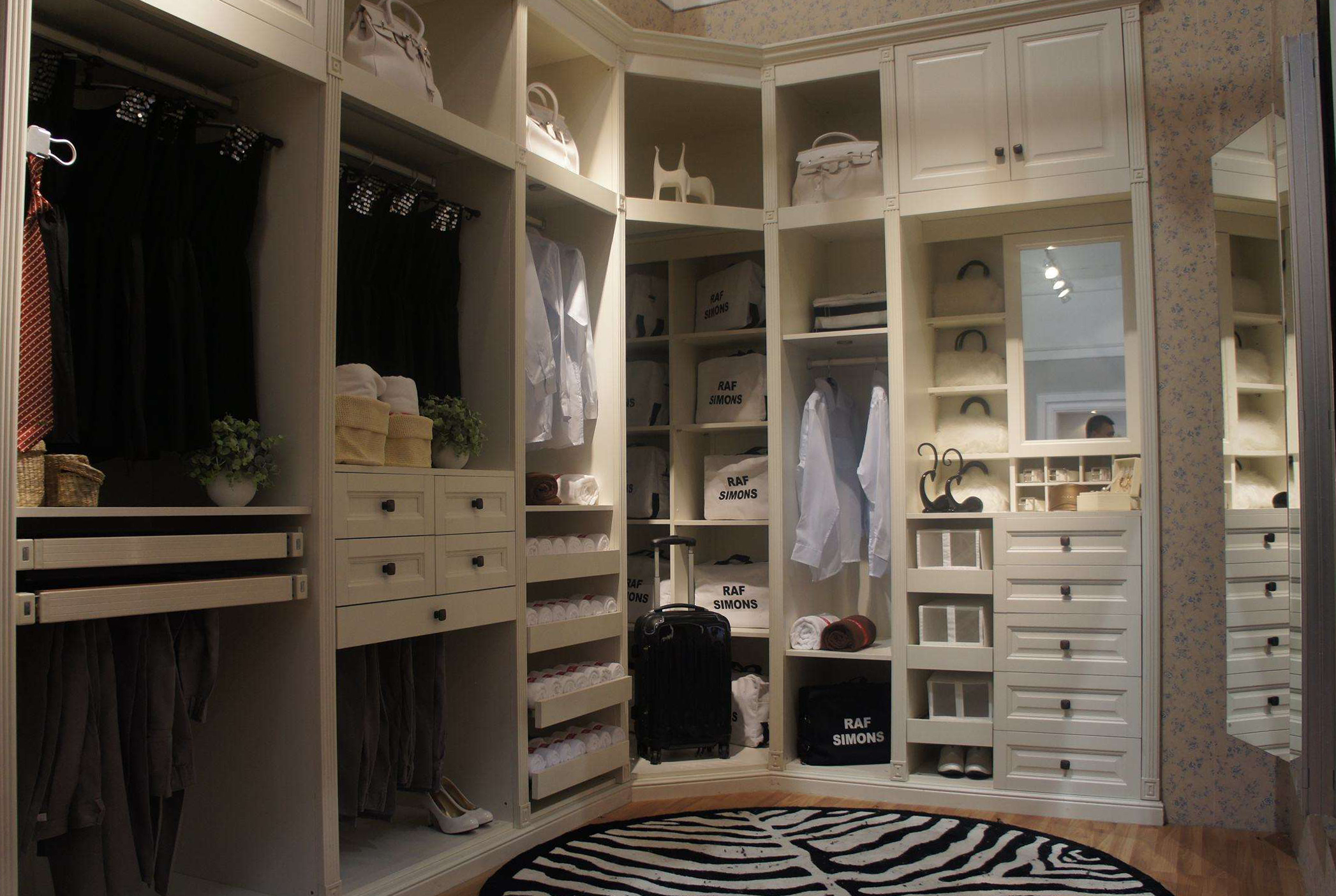 柜门用推拉门和平开门哪个好,定制衣柜推拉门选什么颜色好看