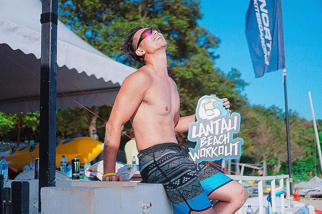 前香港先生曾当兵从军无悔离巢：不想四五十岁都还当主播做访问