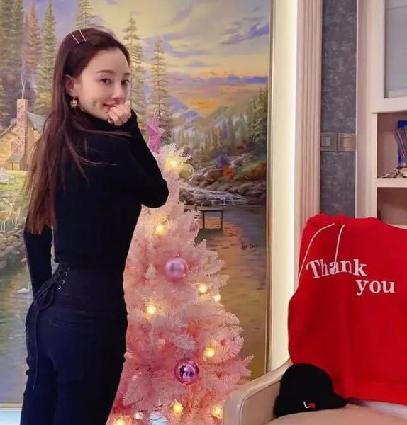 国足球星与李小璐是好朋友?二人以姐妹相称,网友调侃被做头发