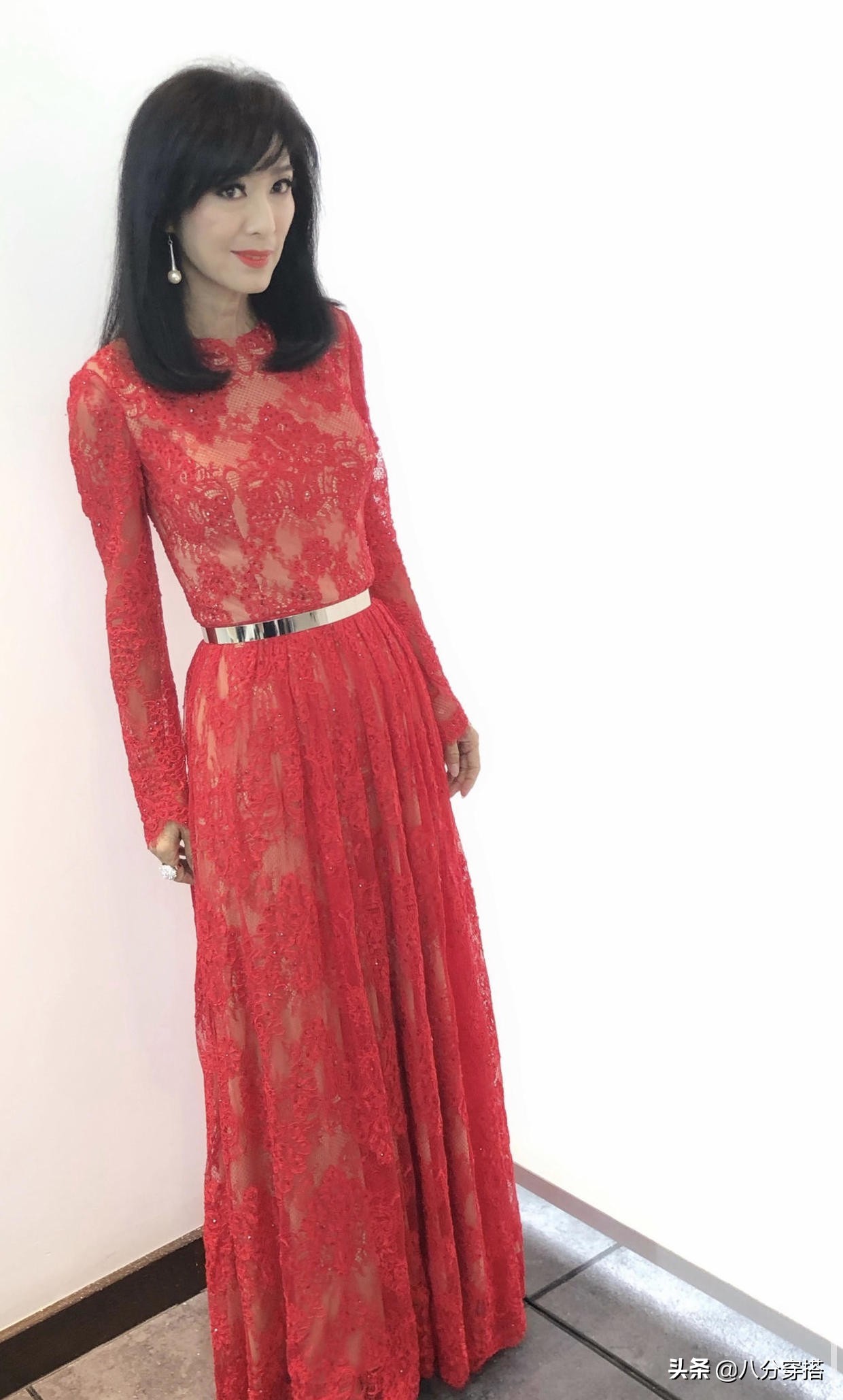 63岁米雪穿刺绣连衣裙减龄不够,米雪越来越漂亮